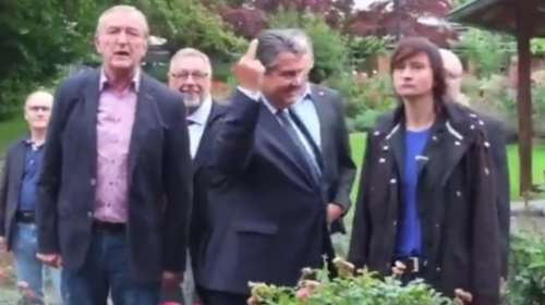 Ο Γερμανός αντικαγκελάριος δείχνει το μεσαίο δάχτυλο σε νεοναζί