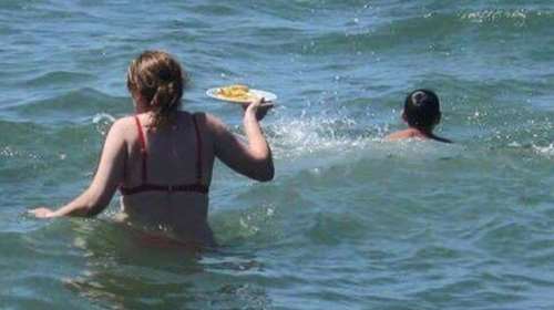 Απίστευτη ελληνίδα μάνα κυνηγάει στη θάλασσα το γιο της για να φάει-Φωτο