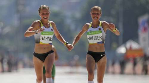 Θαυμασμός και οργή για τις δίδυμες αθλήτριες τερμάτισαν χέρι - χέρι στο Ρίο