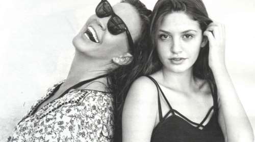 Η 50άρα Βάνα Μπάρμπα ποζάρει με την όμορφη 15χρονη κόρη της