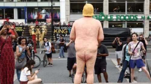 Ξεγύμνωσαν τον Ντόναλντ Τραμπ στο κέντρο της Νέας Υόρκης