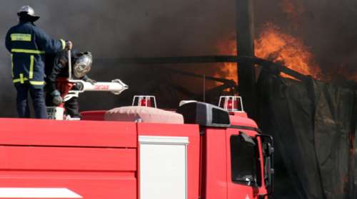 Μεγάλη φωτιά σε αποθήκη ξυλείας στο Κορωπί