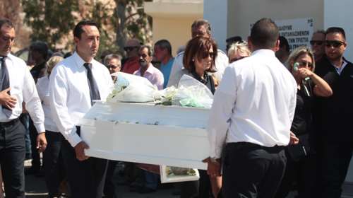 Θρήνος στην κηδεία πατέρα και κόρης που &quot;χάθηκαν&quot; στην Αίγινα