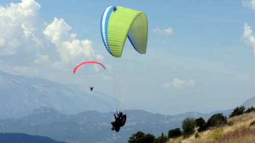 Ένα μοναδικό θέαμα πάνω από την χαράδρα του Αώου  με αλεξίπτωτα πλαγιάς