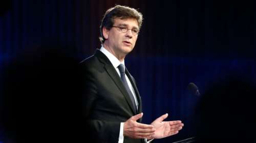 Αρνό Μοντεμπούρ: Ο «αντάρτης» που διεκδικεί την προεδρία από τον Ολάντ