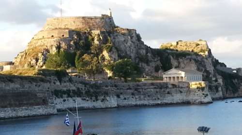 Επεσε στα βράχια από το Φρούριο της Κέρκυρας