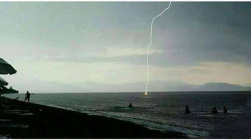 Μαγική φωτό: Κεραυνός χτυπά μέσα στη θάλασσα