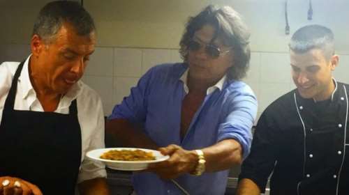 Σερβιτόροι για καλό σκοπό έγιναν Ψινάκης και Θεοδωράκης [Εικόνα]