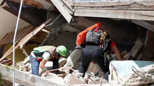 Ακούνε τις φωνές παιδιών και σκάβουν με γυμνά χέρια