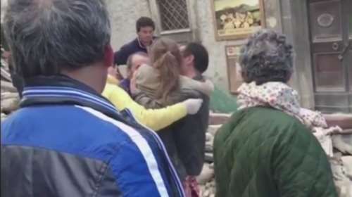 Συγκλονιστικό βίντεο από τη διάσωση μικρού κοριτσιού