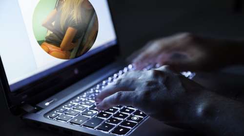 Tου έκλεψαν το ροζ στικάκι &amp; τον εκβίασαν για 150.000€