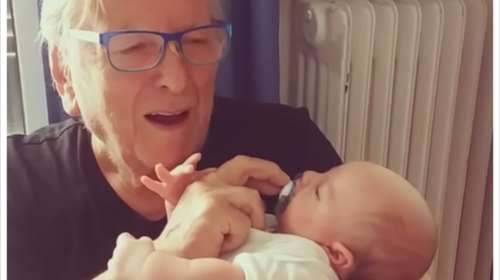 Ο  Βουτσάς μαθαίνει την αλφαβήτα στον μικρό Φοίβο