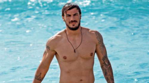 Διακοπές τέλος για τον Ακη Πετρετζίκη: Η τηλεοπτική επιστροφή του