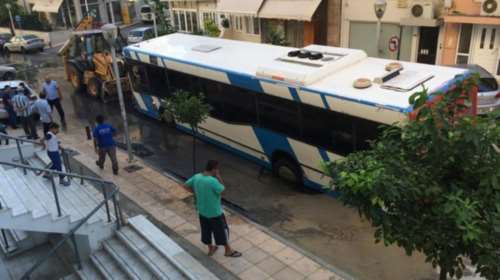 Ανοιξε ο δρόμος και κατάπιε λεωφορείο στην Κρήτη!- ΦΩΤΟ