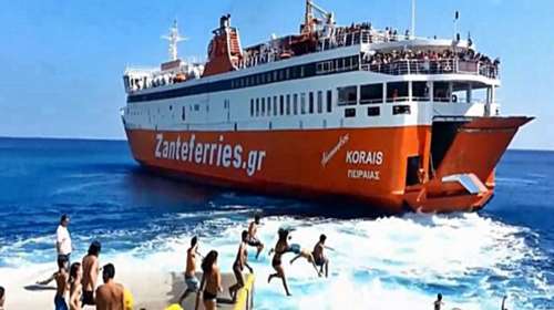 Αντίο με...βουτιές στο λιμάνι: Έτσι αποχαιρετούν οι κάτοικοι στη Σίκινο τους τουρίστες που φεύγουν