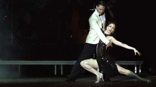 Αργεντίνικο tango κάτω από τον βράχο Ακρόπολης