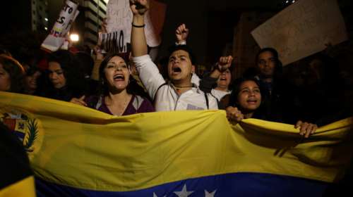 Οργή στη Βενεζουέλα:Οι διαδηλωτές πήραν στο κυνήγι τον Μαδούρο
