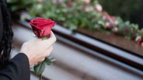 Εγινε και αυτό: «Σκοτώθηκαν» πάνω από τον νεκρό για τον τάφο