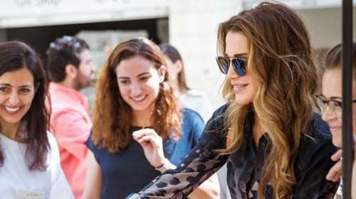 To Paris Match υμνεί το στιλ της Βασίλισσας Ράνια