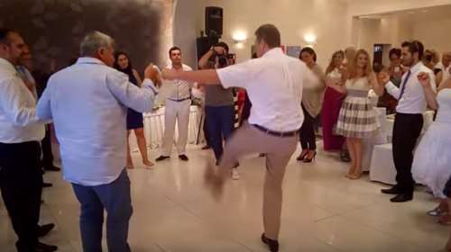 Ο Απόστολος χορεύει τσάμικο και γίνεται viral