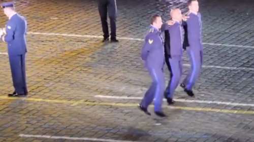 Με συρτάκι η πολεμική αεροπορία μάγεψε το κοινό στην κόκκινη πλατεία