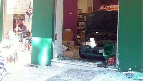 Πήγε να ξεπαρκάρει και...πάρκαρε μέσα σε μαγαζί τραυματίζοντας την πωλήτρια