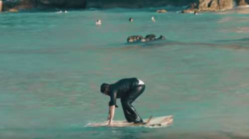 Κρητικός ανακαλύπτει το Stand Up Paddle και γκρεμίζει το internet- VIDEO
