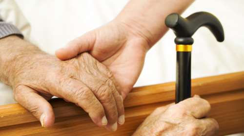 Ζητούν από 96χρονη να επιστρέψει τη σύνταξη Εθνικής Αντίστασης