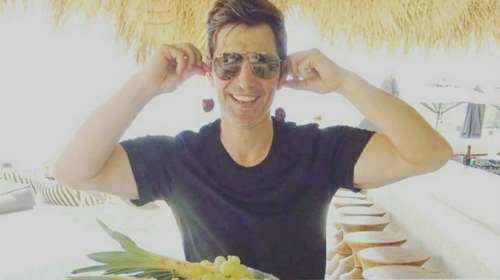 Ο Σάκης ζήλεψε την Κάτια και ανέβασε δική του selfie από το κρεβάτι