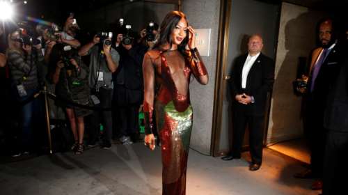 H Nαόμι Κάμπελ με συγκλονιστικό φόρεμα Tom Ford που έκοψε ανάσες