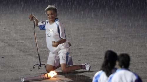 Συγκλονιστική στιγμή: Λαμπαδηδρόμος πέφτει, σηκώνεται και αποθεώνεται