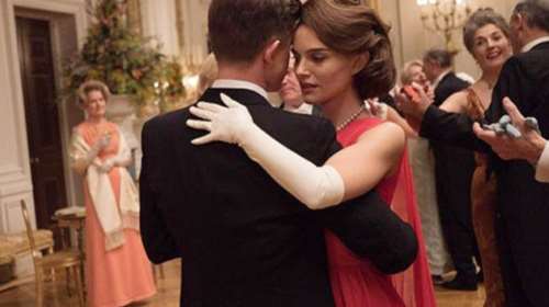 Αγνώριστη (και υπέροχη) ως Τζάκι η Νάταλι Πόρτμαν