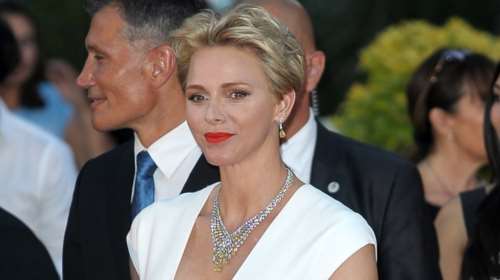 Η πριγκίπισσα Σαρλίν του Μονακό δίνει το φιλί της ζωής [Εικόνες]