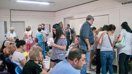 Απίστευτο: Κοιμήθηκε πάνω στο γραφείο στην Εφορία -ΦΩΤΟ