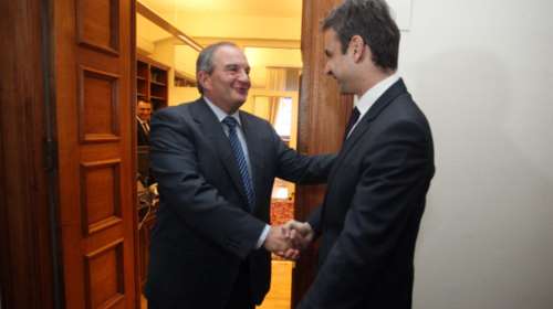 Πιο μακριά από τον Τσίπρα, πιο κοντά στον Κυριάκο