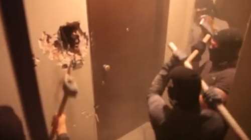 Αντιεξουσιαστές σπάνε γραφεία ακροδεξιών