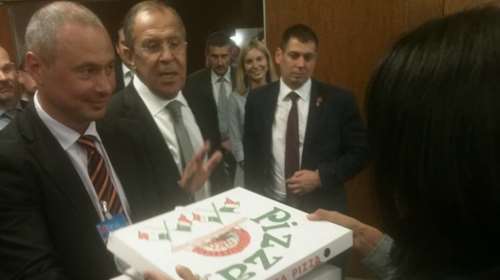 Κέρι και Λαβρόφ κέρασαν ...πίτσες και βότκα τους δημοσιογράφους