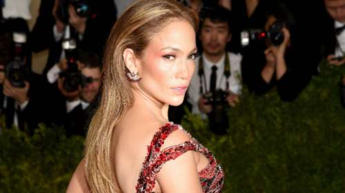 Δέκα διασημότητες που βγήκαν έξω ...ξεχνώντας να βάλουν κάτι