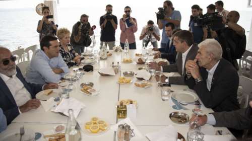 Γεύμα Τσίπρα με Μπουτάρη-Τζιτζικώστα σε ψαροταβέρνα