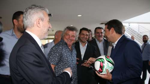 ΔΕΘ: Το δώρο του Βασίλη Χατζηπαναγή στον Αλέξη Τσίπρα-φωτο