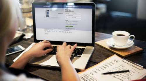 Στο σκαμνί το Facebook για γυμνές φωτογραφίες 14χρονης