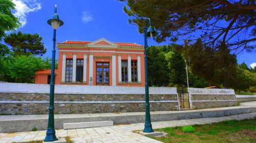 Οι τρεις μοναδικοί μαθητές σε δημοτικό σχολείο του 1920 στην Ερεικούσα