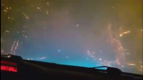 Αυτοκίνητο περνά μέσα από τη φωτιά της Θάσου!