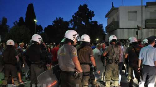 Ενταση και χημικά σε πορεία κατά των προσφύγων στη Χίο - ΒΙΝΤΕΟ