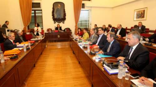 Καυγάς στη Βουλή για το αν θα κληθούν οι νέοι καναλάρχες