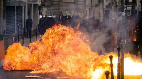 Ξύλο, μολότοφ και χημικά στο Παρίσι για τα εργασιακά