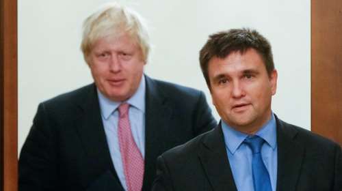 Μπόρις Τζόνσον στην Ιταλία: Να γυρίζετε τους πρόσφυγες πίσω στη Λιβύη