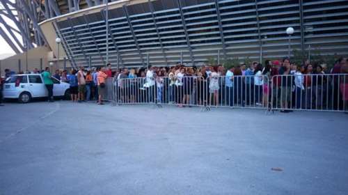 Στην ουρά εκατοντάδες Πατρινοί για μια σακούλα τρόφιμα