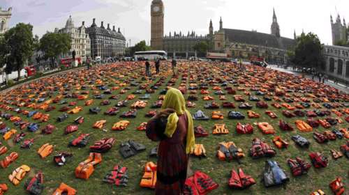 Με χιλιάδες σωσίβια προσφύγων γέμισε η βρετανική βουλή