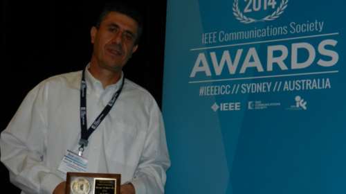 Ποιος είναι ο έλληνας καθηγητής που μελετά τη φόρτιση κινητών χωρίς ρεύμα